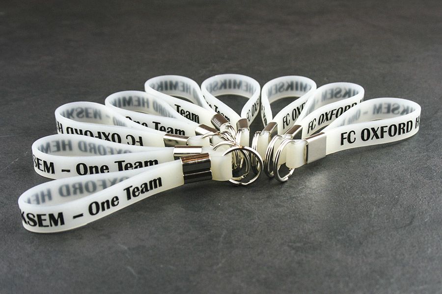 glow-in-the-dark siliconen sleutelhangers voor FC Oxford - in daglicht zien ze er gewoon wit uit